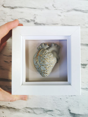 Anatomical concrete heart with accent